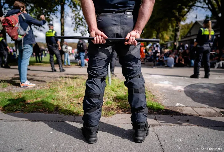 betogers museumplein amsterdam opgeroepen te vertrekken
