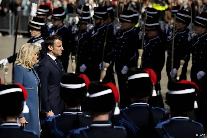 betogers verstoren lezing president macron