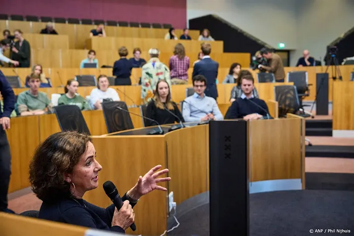 betogers verstoren studenteninterview met halsema op stadhuis