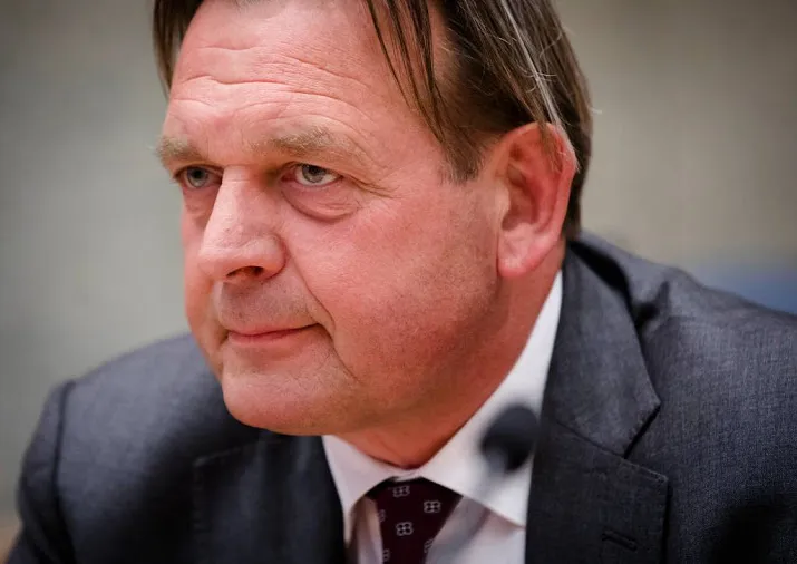 betrokken burgers van kastje naar muur