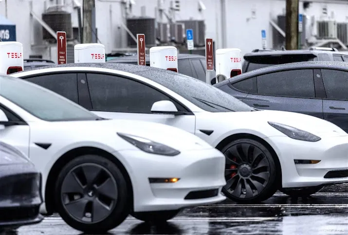 beurzen op wall street opnieuw omlaag tesla tussen sterke dalers