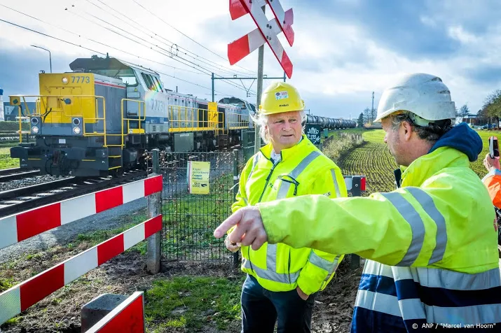 bewakers staan bij overwegen nu er meer treinen rijden