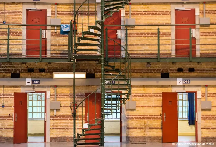bewoner azc arnhem gewond na steekpartij