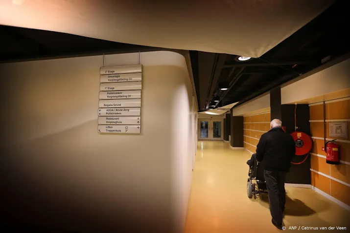 bewoner steekt medewerkster zorginstelling