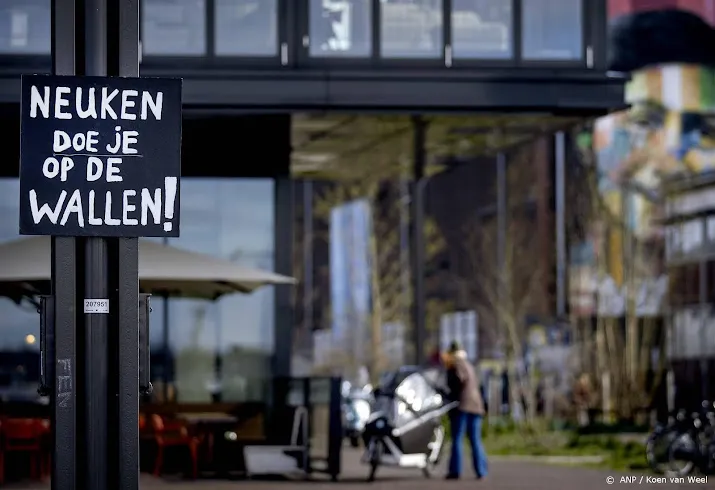 bewoners demonstreren bij rai tegen komst erotisch centrum