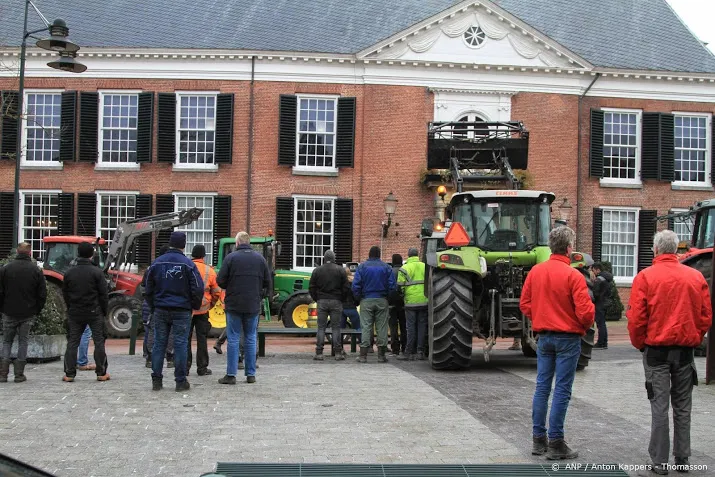 bezorgde boeren overhandigen petitie aan burgemeester in dokkum