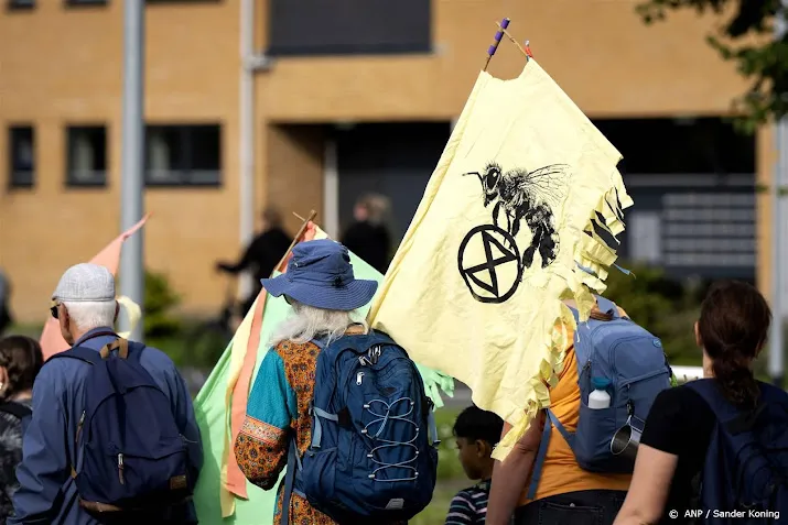 bezorgde christenen houden klimaatviering voor a12 protest