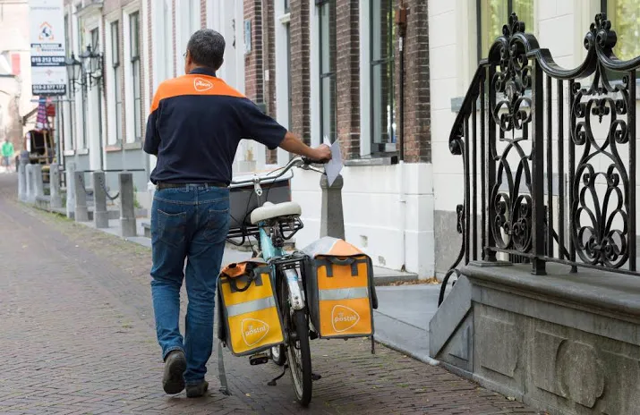 bezorgers postnl in avond op pad wegens hitte
