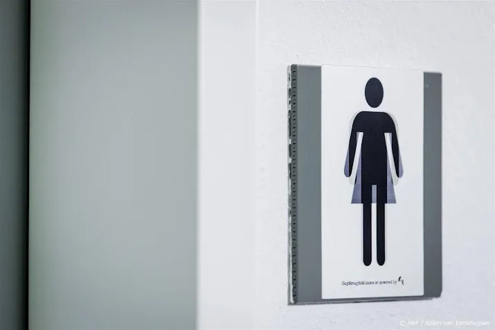 bezwaren op erasmus universiteit tegen genderneutrale wcs