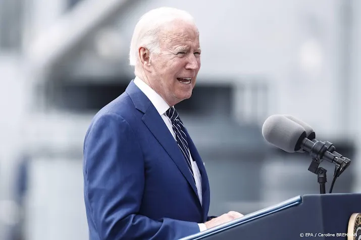 biden boos over inflatie opent aanval op olieconcern exxonmobil