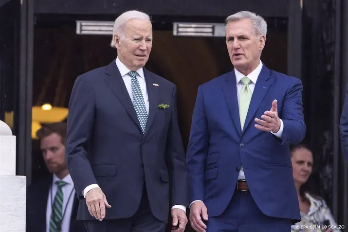 biden gaat om tafel met republikeinen nu schuldenplafond nadert