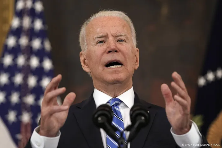 biden noemt inflatie tijdelijk en spreekt vertrouwen uit in fed