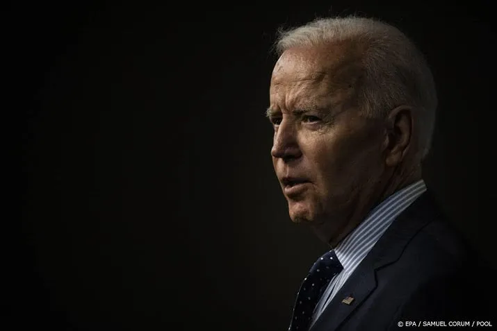 biden zet britse premier onder druk om naleven brexitdeal