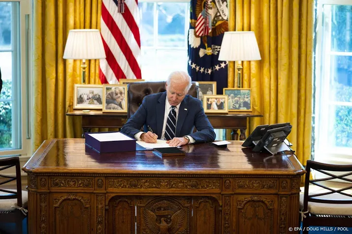 biden zet handtekening onder coronasteunpakket van 1900 miljard