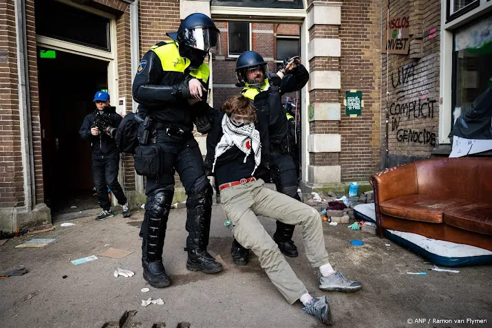 bij protesten in amsterdam zijn 32 mensen aangehouden
