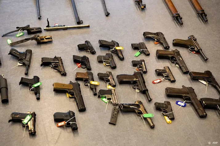 bijna 100 wapens ingeleverd bij politie utrecht