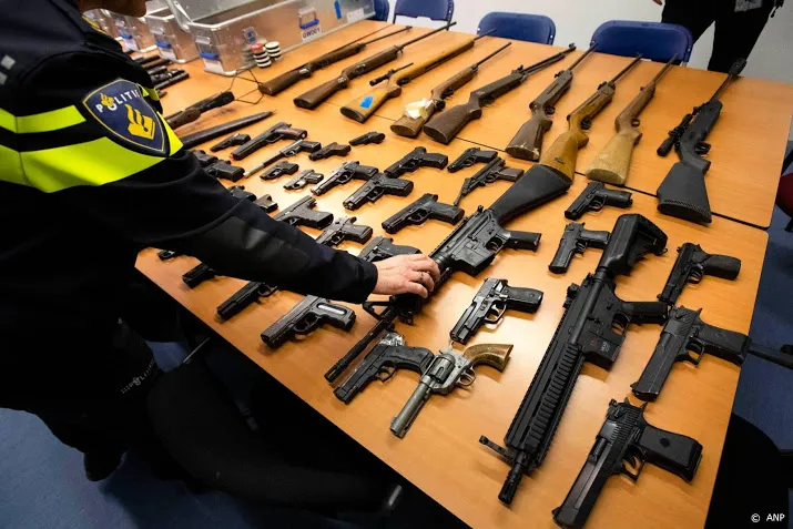 bijna 200 wapens in zaanstad ingeleverd bij politie