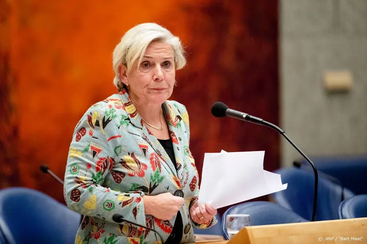 bijna hele oppositie wil bijleveld weg