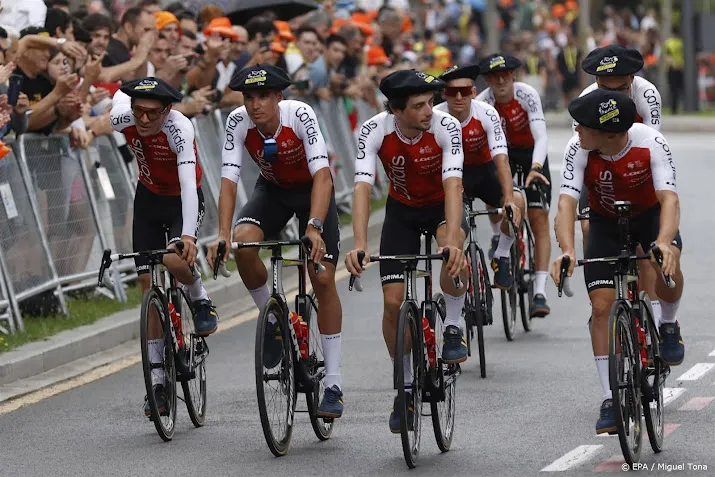 bilbao geeft tourrenners warm maar nat welkom