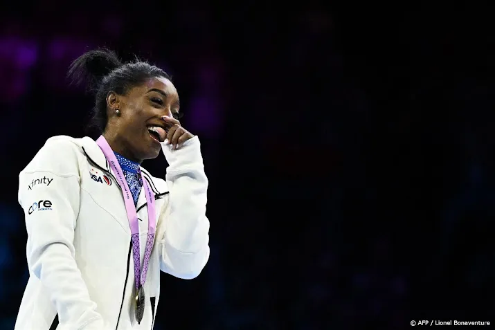 biles trots op zesde wereldtitel en lacht om kleine struikelpartij