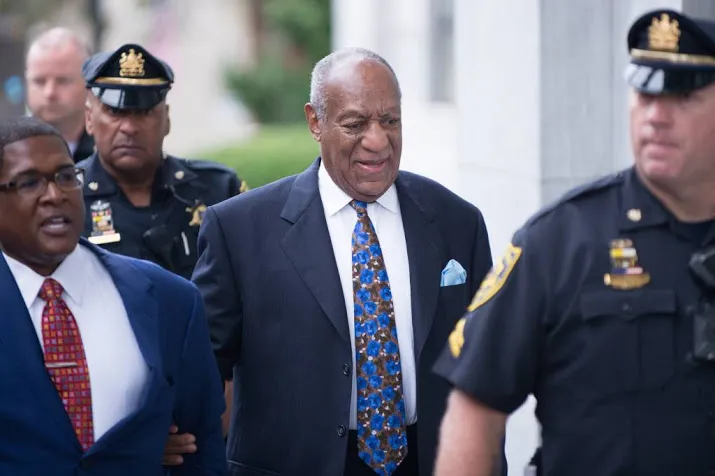 bill cosby aangekomen bij rechtbank