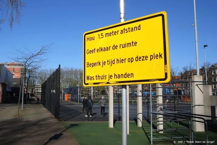 binnen 15 meter vliegen meeste hoest en niesdruppels rond