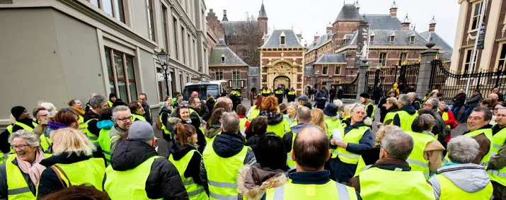 binnenhof afgesloten om gele hesjes