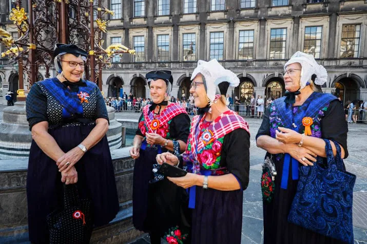 binnenhof stroomt langzaam vol