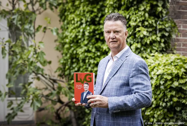 biografie louis van gaal komt binnen op 1 in bestsellerlijst