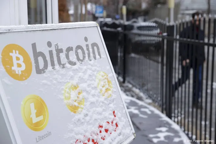 bitcoin daalt verder en zakt even onder 30 000 dollar