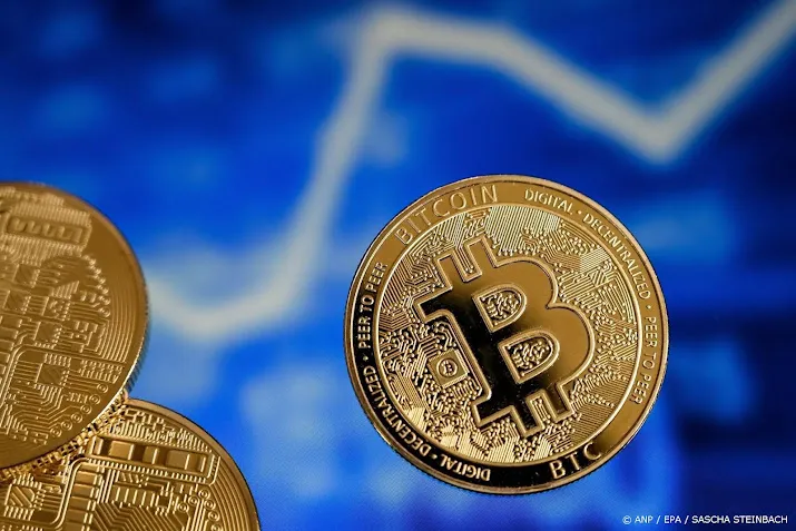 bitcoin koerst af op grootste maandwinst sinds oktober 2021