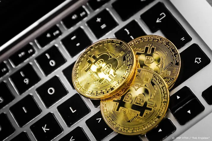 bitcoin tikt even 10 000 dollar aan