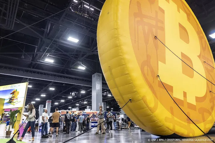 bitcoin voor het eerst sinds 2021 weer boven 50 000 dollar