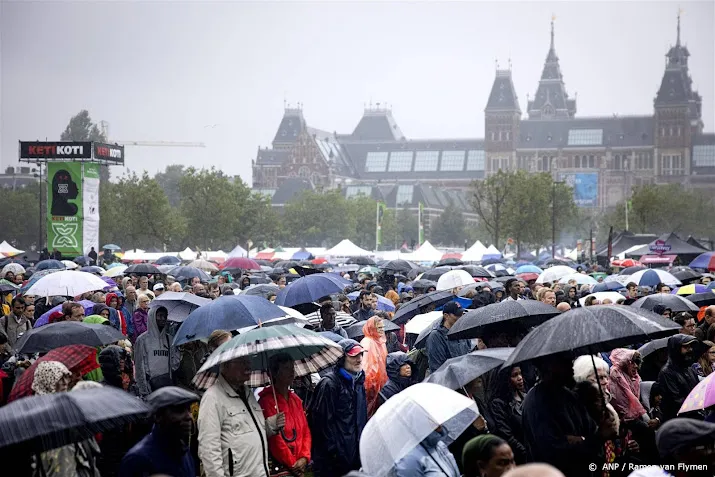 blijdschap emoties en kritiek op museumplein na excuses koning