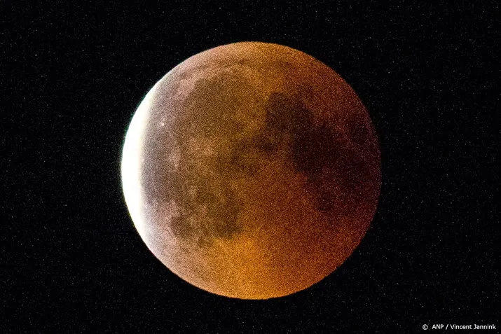 bloedrode maan te zien door verduistering