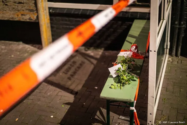 bloemen en kaarsjes op plek van aanslag op de vries