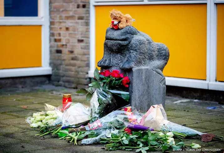 bloemen en knuffels voor omgekomen leerling parkschool