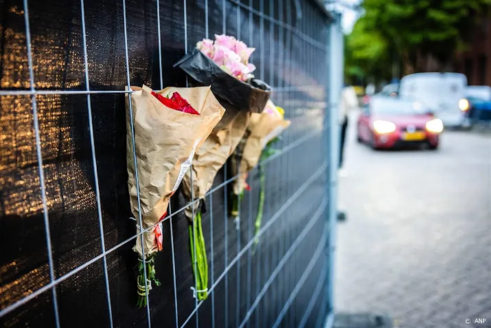bloemen en verdriet bij huis doodgeschoten vrouw en dochter
