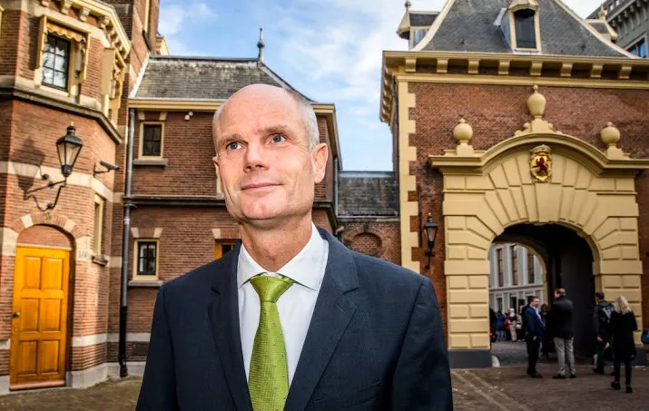 blok vraagt hongarije te stoppen met laster