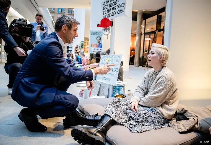 blokhuis belooft daden voor problemen in ggz