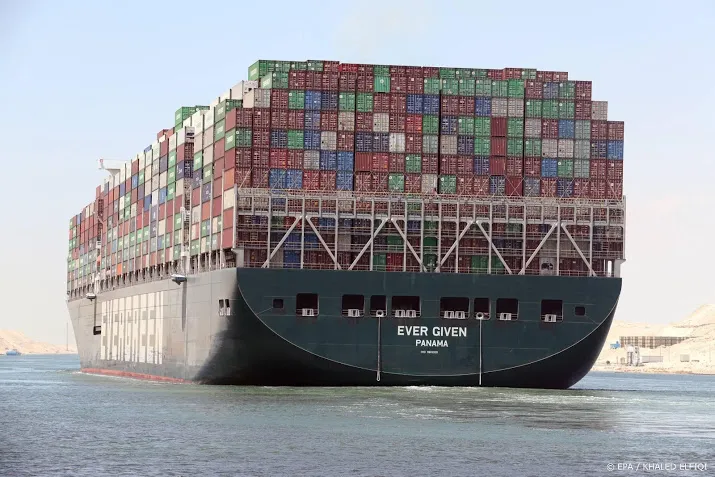 blokkeerschip ever given komt eind van de maand aan in rotterdam