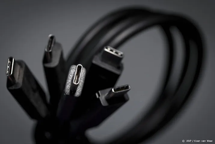 bloomberg apple van plan stekker iphone aan te passen naar usb c
