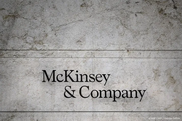 bloomberg mckinsey begint met schrappen honderden banen