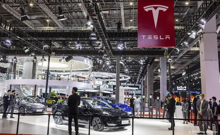 bloomberg tesla gaat fabriek in shanghai stilleggen om corona
