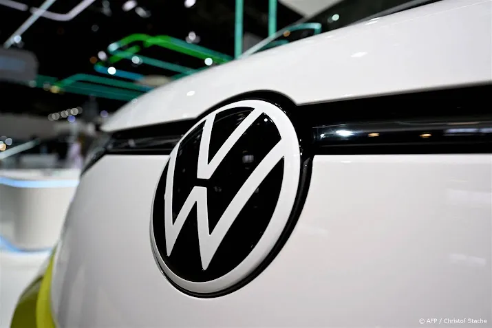 bloomberg vw wil banen schrappen bij ev fabriek in duitsland