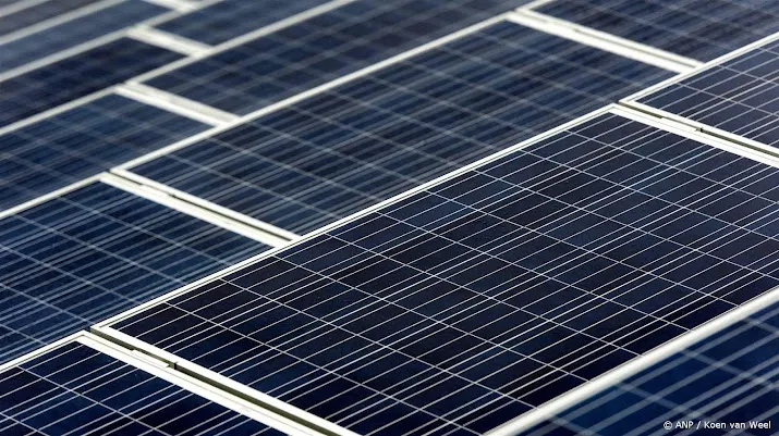 bloomberg zonnepanelenmaker longi schrapt tienduizenden banen