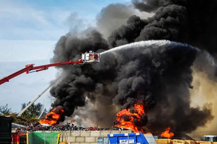 blussen brand drenthe gaat nog hele nacht door