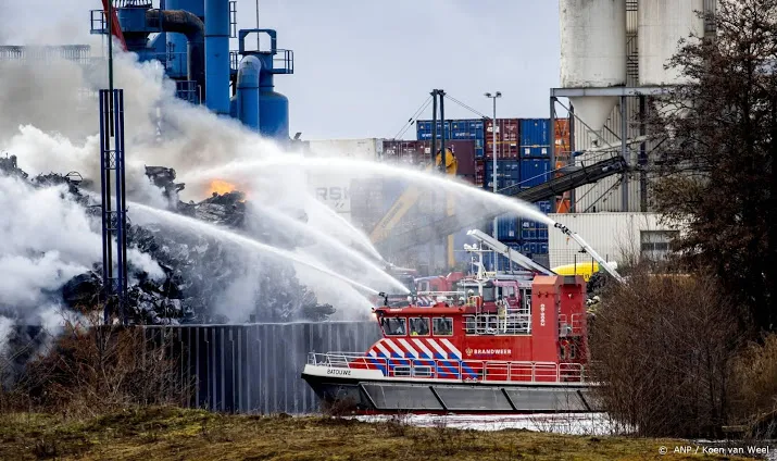 blussen brand schrootverwerker den bosch duurt tot woensdagavond