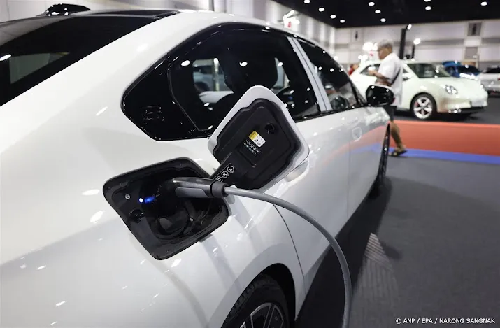 bmw voorziet groei door sterke vraag duurdere elektrische autos