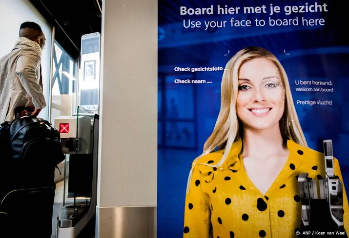 boarden met gezicht bij cathay op schiphol